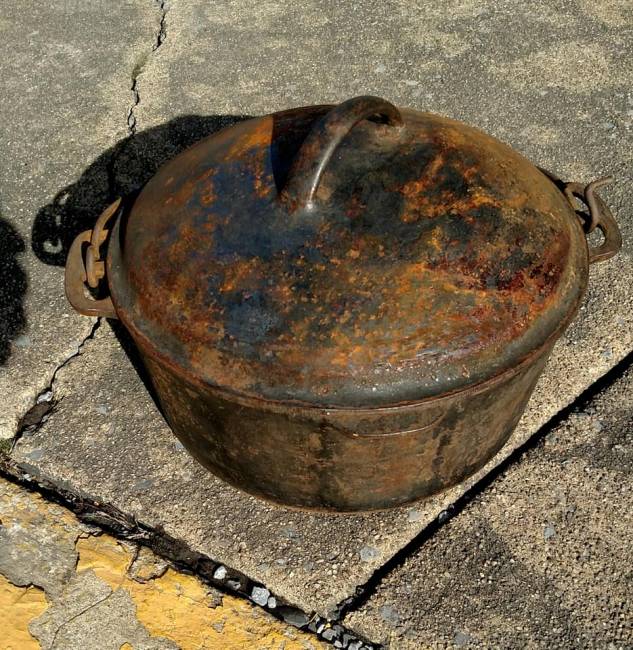 Cast iron pot
