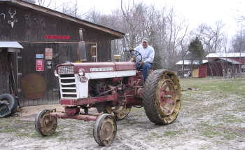 Chris and the 560
 We bought this Big Feller at Roxie and Cowboy Bob's farm auction March 26, 2005. Had a great time meeting more members!
