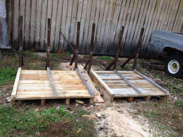 Slab rack
pallets rest on iron supports for stacking slabs
