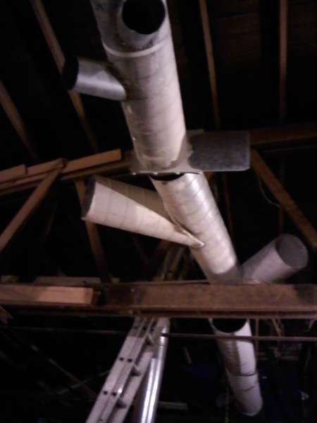 15 inch duct pipe reduced to 12 inch laterals
All laterals are 45 degrees with 12 inch blastgates.  Airflow about 4400 cfm
