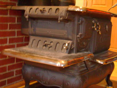 this is a well known stove in our area years ago.this is a 6 burner stove. you are looking at the ash door on the bottom.

