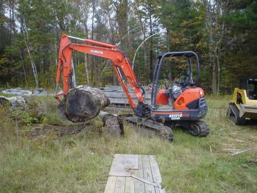 oaklog
Kubota 121-3 with +/- 4,000 pound oak log.
