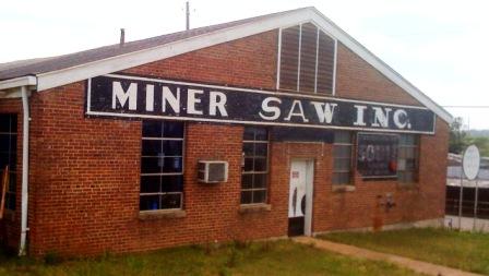 Miner Saw Inc Building in Meridian, MS 2009
old empty factory building.
Miner Edger bought by Meadows in NC
http://www.meadowsmills.com/mineredger.htm
Keywords: mineredger