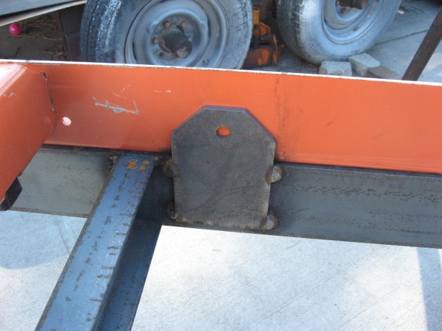 Bed securing tab
Welded plates to bolt the bed onto the trailer securely.
