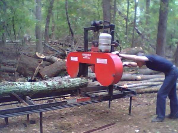 Dan makes his first cut
Here my boss makes his first cut after we got it set up-- this is before I got to use it, but I took the picture.
Keywords: Turner mill sawmill band bandsaw oak log first time cut