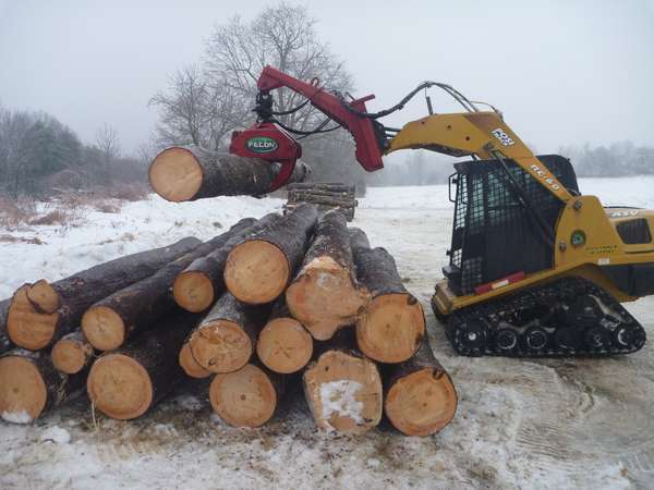 Stacking sawlogs with the loader
