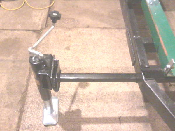 telescopic outrigger with leveling jack

