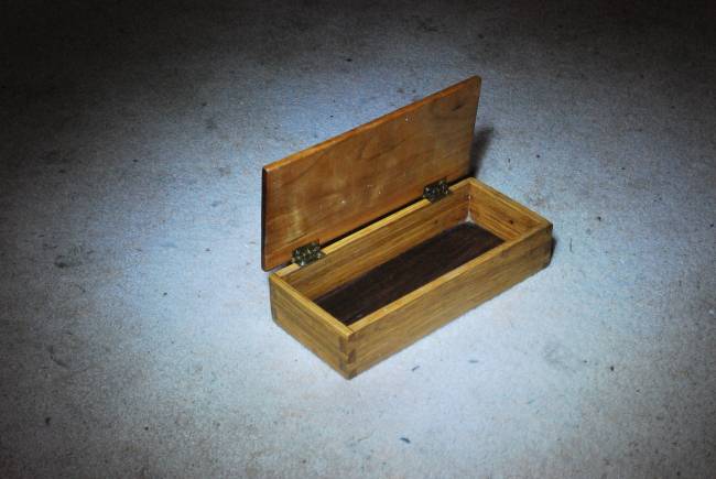 My 1st Jewelry Box
Cherry lid, White Oak sides, and Black Walnut Bottom.
